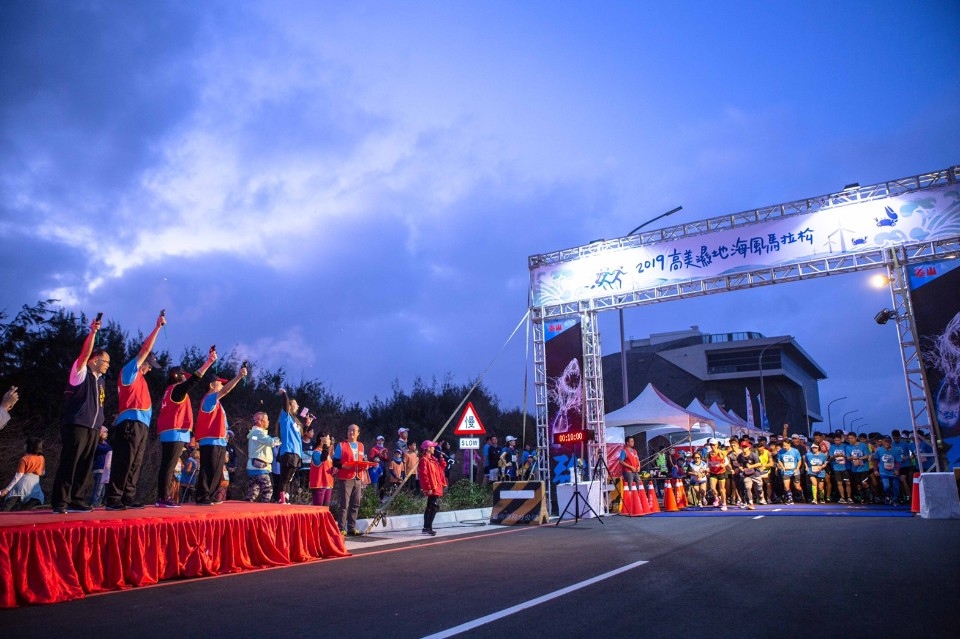 首屆高美濕地馬拉松登場　運動、賞景一次體驗。(記者林志強翻攝)